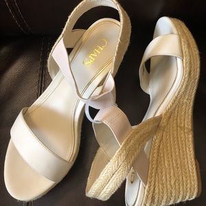 Wedged shoes